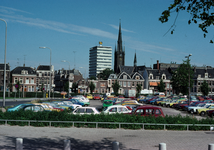 849795 Gezicht op de parkeerplaats op de gedempte Stadsbuitengracht tussen de Nieuwekade en de Weerdsingel W.Z., met op ...